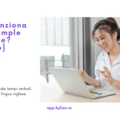 Ragazza sorride guardando il laptop, mentre impara come funziona il past simple in inglese.