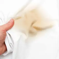 Co jest dobre na plamy na ubraniach? Skuteczne metody usuwania plam
