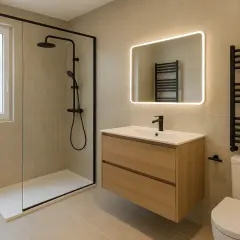 Salle de bain italienne petite surface avec douche, meuble vasque en bois, miroir lumineux et WC. Design moderne et épuré.