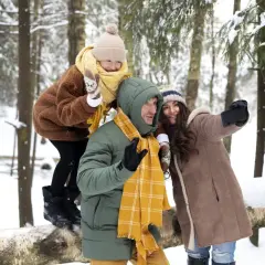 Rodzina robi selfie podczas ferii zimowych 2026 w województwie śląskim. Dziecko na rękach ojca, mama obok.