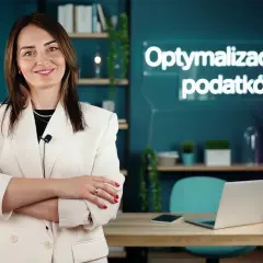 Kobieta w białej marynarce, gotowa na intensywny bootcamp optymalizacji podatków.