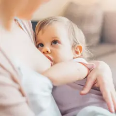 Bambina di 18 mesi allattata al seno, un momento intimo di nutrimento e amore.