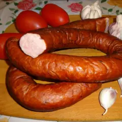 Kiełbasa krucha z galaretką – idealny smak na każdą okazję