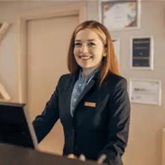 Ile zarabia się na recepcji w hotelu? Zaskakujące różnice w wynagrodzeniach