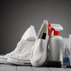Skuteczne sposoby na zmycie żółtych plam z białych butów