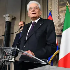 Italienischer Präsident spricht vor der italienischen Flagge und der EU-Flagge. Er ist der Bundeskanzler Italiens.