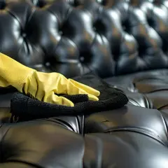 Czyste meble skórzane? Odkryj domowe sposoby bez ryzyka!