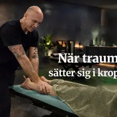 En man med tatueringar masserar en persons ben. Texten "När trauma sätter sig i kroppen" antyder en koppling till ptsd mening och kroppens reaktioner.