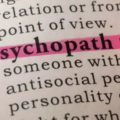 Słowo "psychopata" podkreślone różowym zakreślaczem w słowniku. Opisuje osobę z antyspołecznym zaburzeniem osobowości.