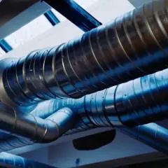 Ventilationsrör i metall som leder luft. Undrar du över installera friskluftsventil kostnad?