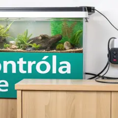 Elektroniczny kontroler monitoruje jaka temperatura w akwarium, zapewniając optymalne warunki dla ryb i roślin.