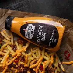 Leckere Chili Cheese Fries mit Speck und Jalapeños, beträufelt mit cremiger Chili Cheese Sauce.