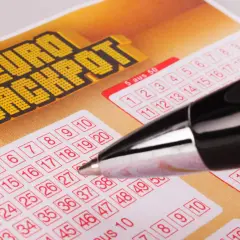 Kupon Eurojackpot z polami do zaznaczenia liczb i długopisem.