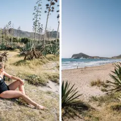 Mujer en bikini negro en la arena, rodeada de agaves. Al fondo, una playa idílica, una de las 10 mejores playas del Cabo de Gata.