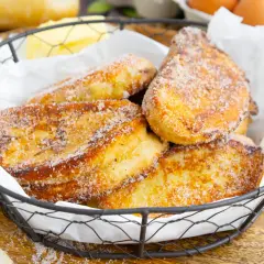 Korb mit goldbraunen, zuckerbestreuten Bavesen. Das bavesen rezept original ist einfach und lecker.