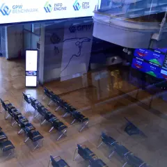 Sala konferencyjna z rzędami krzeseł, na ekranach widoczne dane giełdowe, w tym knf rejestr pozycji krótkich.