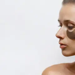 Kobieta z płatkami pod oczy. Czy retinol można stosować pod oczy? Płatki nawilżają i odżywiają delikatną skórę.