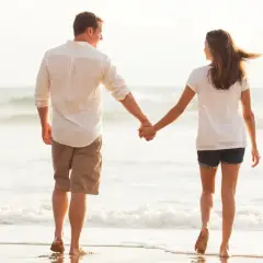 Para, trzymając się za ręce, spaceruje po plaży. Czy to uczucie to limerencja?