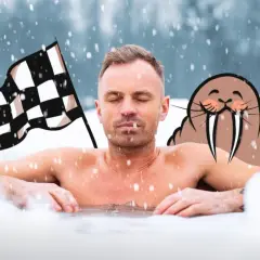 Mężczyzna w zimnej wodzie, z szachownicą i foką. Morsowanie daje hart ducha i odporność.