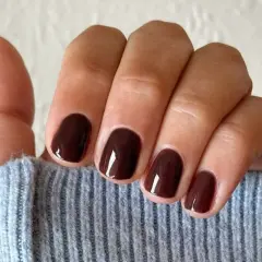 Mörka, glansiga naglar i en djupbrun nyans. Perfekt naglar inspiration för en elegant höstlook.