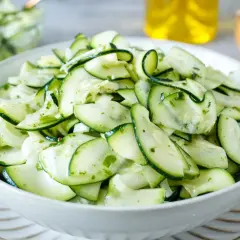 Frischer Zucchini Salat mit Kräutern, leicht und lecker.