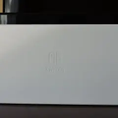 Biały Nintendo Switch z dokiem. Zastanawiasz się, czy da się podłączyć Nintendo Switch do laptopa?