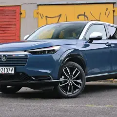 Elegancki, granatowy Honda HR-V prezentuje swoje dynamiczne linie i kompaktowe honda hrv wymiary, idealne do miasta.