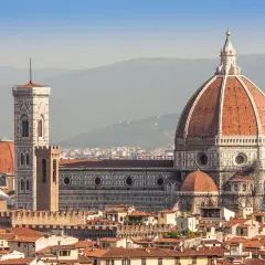 La cupola di Santa Maria del Fiore domina Firenze, con il Campanile di Giotto e il Battistero. Un riassunto visivo dell'iconica skyline.
