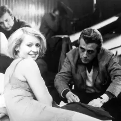Uśmiechnięta Elżbieta Czyżewska z mężczyznami na planie filmowym. Choć nie widać dzieci, jej spojrzenie sugeruje radość i nadzieję.