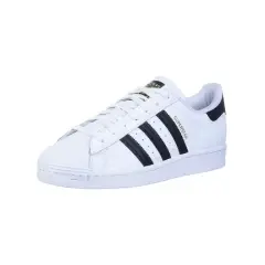Białe buty sportowe adidas Superstar z czarnymi paskami i złotym napisem. Klasyk od marki adidas.