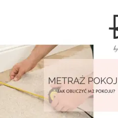 Mężczyzna mierzy dywan taśmą, by dowiedzieć się, jak obliczyć m2 pokoju. Logo "by Bagdad" na białym tle.