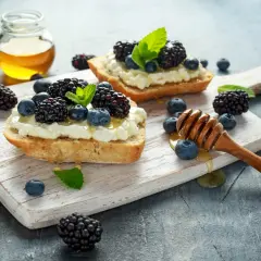 Bruschette con ricotta, mirtilli e more, condite con miele. Chi dice che la ricotta fa ingrassare?