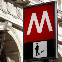 Segnale della metro di Roma con la "M" rossa. Perfetto per chi ha un biglietto 72 ore Roma e vuole esplorare la città.