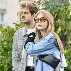 Taco Hemingway i Iga Lis, para spacerująca wśród zieleni, wygląda jak z filmu.