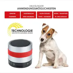 Ein süßer Hund sitzt neben einem Relaxopet-Gerät, das für Hunde Entspannungsmusik abspielt. Ideal bei Gewitter, Feuerwerk oder Tierarztbesuchen.