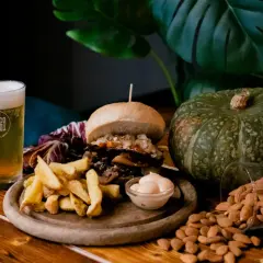 Hamburger, patatine, birra artigianale e zucca: un perfetto abbinamento cibo birra per un pasto autunnale.