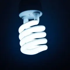 Świecąca żarówka energooszczędna. Jej białe światło zapewnia dobry wskaźnik oddawania barw, idealny do każdego wnętrza.