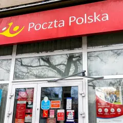 Przed wejściem do Poczty Polskiej, gdzie można nadać przesyłkę nierejestrowaną i odebrać awizo.