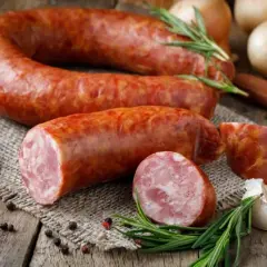 Jak zrobić 10 kg kiełbasy swojskiej? Sprawdzony przepis!