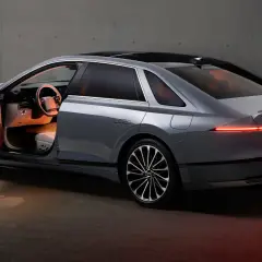 Elegancki Hyundai Grandeur z otwartymi drzwiami, ukazujący luksusowe wnętrze i nowoczesne tylne światła.