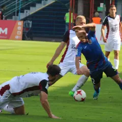 Piast Gliwice – Pogoń Szczecin. Piłkarze walczą o piłkę na murawie.