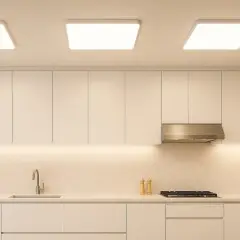 Cocina moderna con gabinetes blancos y un plafón led fino que ilumina el espacio.