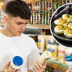Mężczyzna wybiera majonez w sklepie, obok talerz jajek faszerowanych.