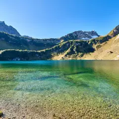 Türkisblaue Bergseen im Tannheimer Tal, ein Paradies für die 3-Seen-Wanderung. Klare Sicht bis zum Grund.