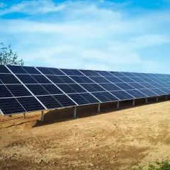 Długa instalacja fotowoltaiczna na stelażach, gotowa do zbierania energii słonecznej.