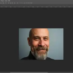 Pokazuje, jak rozjaśnić zdjęcie w Photoshopie, dodając warstwę "Jasność/Kontrast".