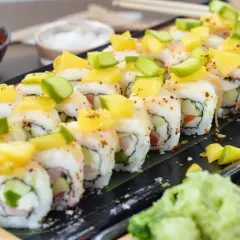 Tykwa sushi z mango i awokado, podana z sosem sojowym i wasabi.