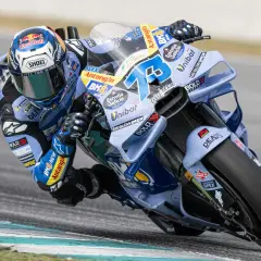 Alex Márquez inclinado en su moto azul y blanca, con el número 73 visible.