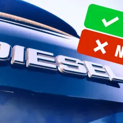 Ja oder Nein zu Euro 6 Diesel? Die Frage steht im Raum, während das Wort "DIESEL" auf einem blauen Auto prangt.