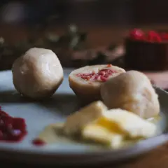 Pitepalt recept: Ljuvliga paltar med lingonsylt och smör. En klassisk svensk rätt som värmer själen.